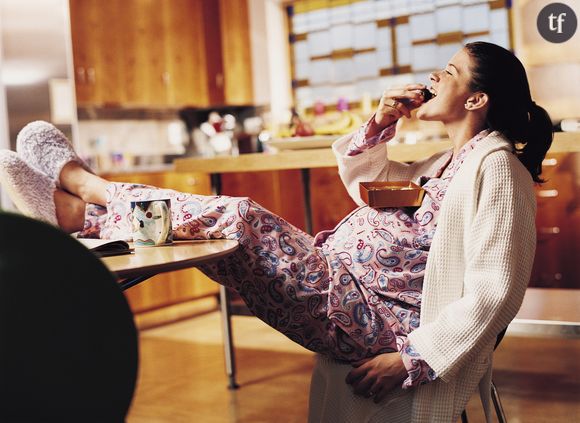 Femme enceinte en plein élan de gourmandise