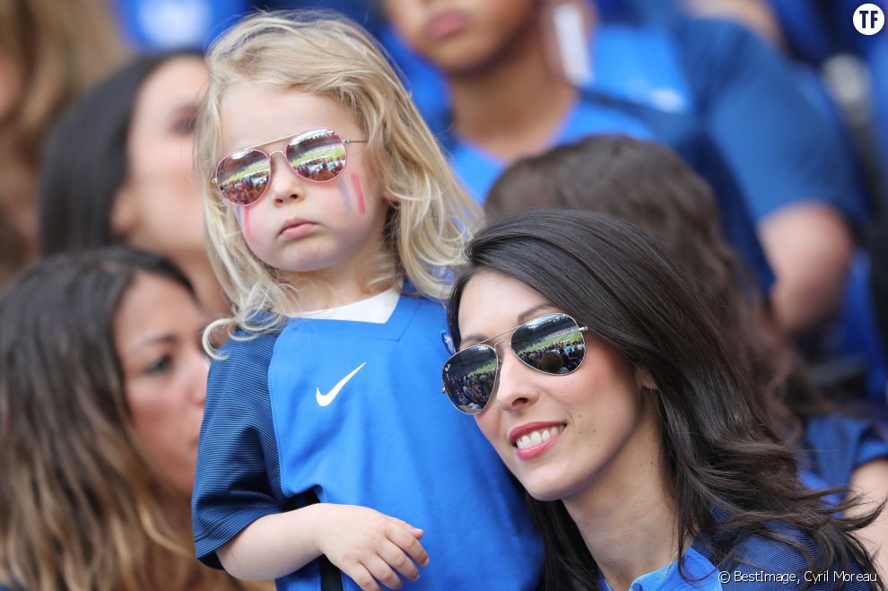 Jennifer Giroud (la femme d&#039;Olivier Giroud) et sa fille lors du match des 8ème de finale de l&#039;UEFA Euro 2016 France-Irlande au Stade des Lumières à Lyon, France le 26 juin 2016