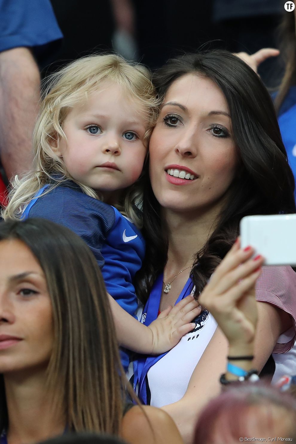  Jennifer Giroud et sa fille Jade au match d&#039;ouverture de l&#039;Euro 2016, France-Roumanie au Stade de France, le 10 juin 2016 
