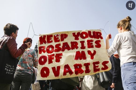 L'un des slogans de la grève nationale des femmes en Pologne pour lutter contre l'interdiction de l'avortement : "Gardez vos rosaires loin de mes ovaires".