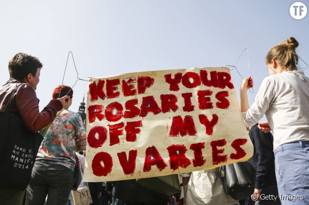 L'un des slogans de la grève nationale des femmes en Pologne pour lutter contre l'interdiction de l'avortement : "Gardez vos rosaires loin de mes ovaires".