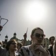 Manifestation à Varsovie contre l'interdiction de l'IVG : les femmes brandissent des cintres, tristes symboles des avortements clandestins, pour inciter le Parlement polonais à reculer