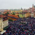 Premier jour de grève nationale : les femmes s'amassent devant le Parlement polonais pour lutter contre l'interdiction de l'IVG