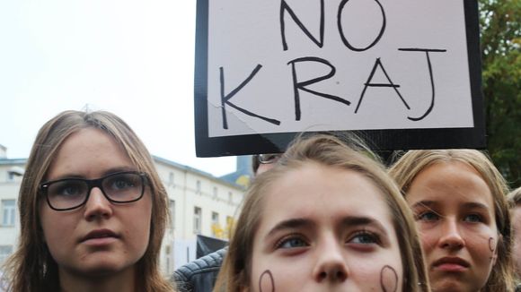 Pologne : les femmes en grève pour défendre leur droit à l'avortement