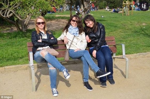 regardez bien cette photo de ces trois femmes sur un banc