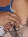 Un bébé wombat secouru par Roz Holmes