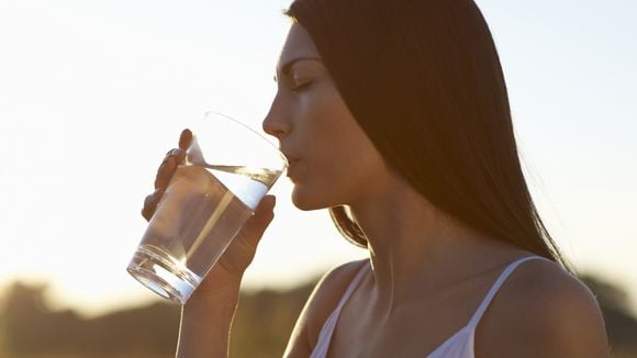 Voici ce qu'il se passe quand vous buvez un verre d'eau à jeun dès le matin