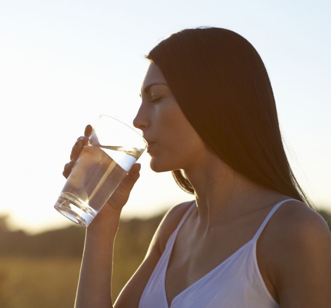Pourquoi boire un verre d'eau tiède ou chaude tous les matins en vous  réveillant? - Bien Vivre Maintenant