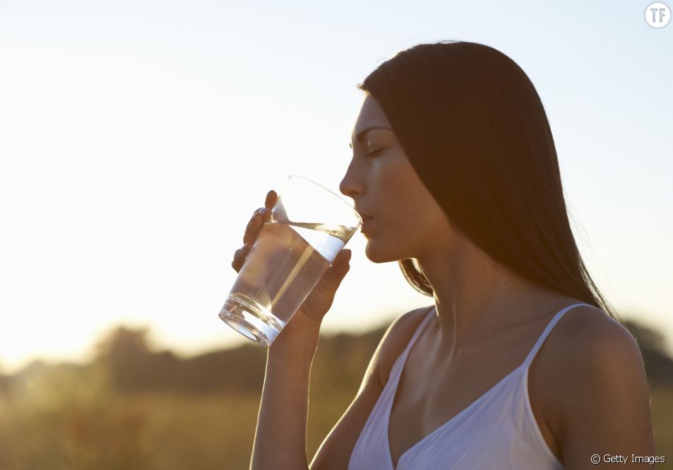 Voici Ce Quil Se Passe Quand Vous Buvez Un Verre Deau à Jeun Dès Le Matin Terrafemina 