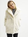 Fausse fourrure : 10 manteaux chic (et pas chers) pour passer l'hiver au chaud.    Manteau Blanc en fausse fourrure Topshop 87 euros    