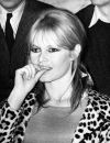 Conseils look pour porter l'imprimé léopard. Ici l 'actrice Brigitte Bardot portant un manteau léopard, dans les années 60.  
