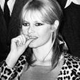 Conseils look pour porter l'imprimé léopard. Ici l 'actrice Brigitte Bardot portant un manteau léopard, dans les années 60.  