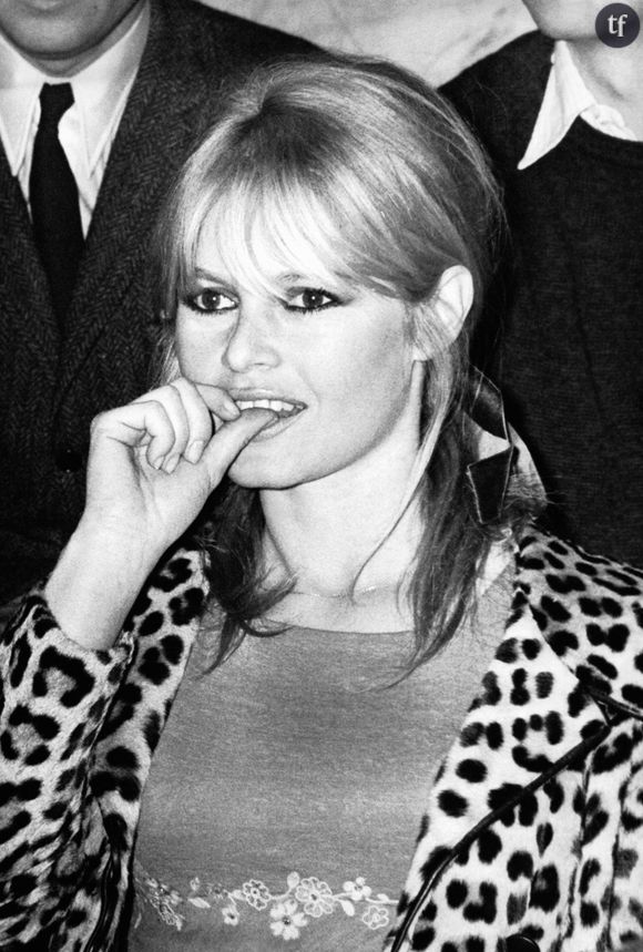 Conseils look pour porter l'imprimé léopard. Ici l'actrice Brigitte Bardot portant un manteau léopard, dans les années 60. 