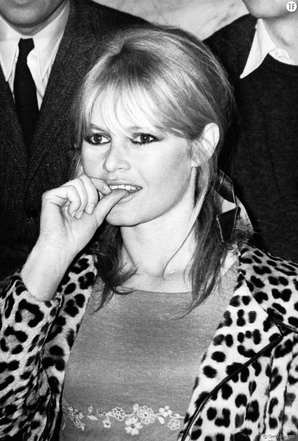 Conseils look pour porter l&#039;imprimé léopard. Ici l &#039;actrice Brigitte Bardot portant un manteau léopard, dans les années 60.  