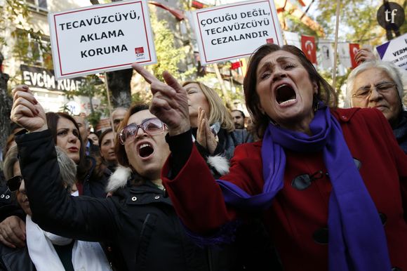 Manifestation des femmes turques contre la loi légitimant les agressions sexuelles