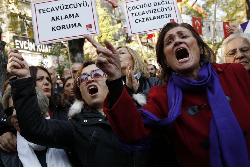 Manifestation des femmes turques contre la loi légitimant les agressions sexuelles