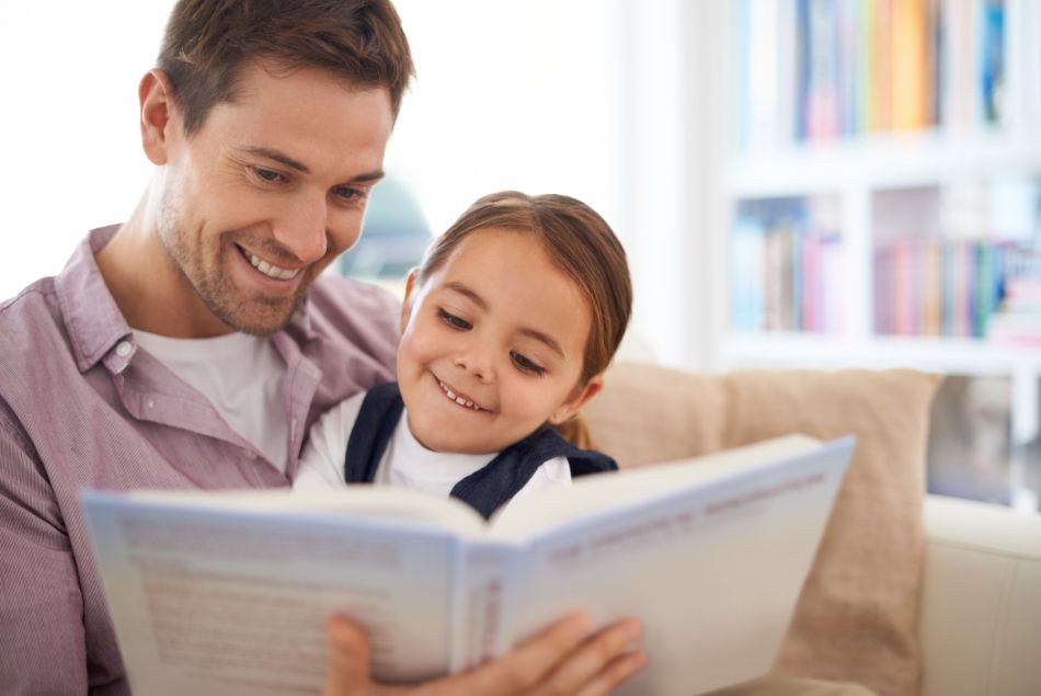 Pourquoi les papas doivent lire des histoires à leurs enfants