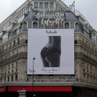 Une paire de fesses sur la façade des Galeries Lafayette : la Mairie de Paris réagit