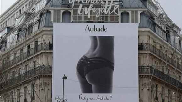 Une paire de fesses sur la façade des Galeries Lafayette : la Mairie de Paris réagit