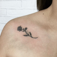 15 idées de tatouages rose pour fleurir sa peau