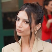 Emily Ratajkowski pose avec des poils sous les bras pour prôner la liberté des corps