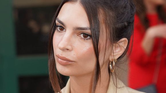 Emily Ratajkowski pose avec des poils sous les bras pour prôner la liberté des corps