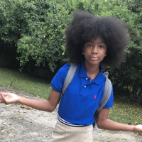 Ses camarades se moquent de ses cheveux afro : elle répond par une superbe vidéo