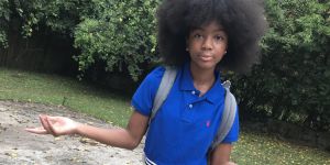 Ses camarades se moquent de ses cheveux afro : elle répond par une superbe vidéo