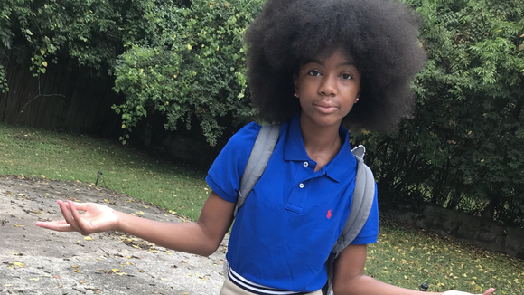 Ses camarades se moquent de ses cheveux afro : elle répond par une superbe vidéo