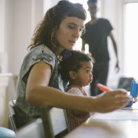 Avoir un enfant fait baisser le salaire des femmes (mais pas des hommes)