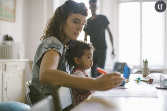 Avoir un enfant diminue le salaire des femmes (et augmente celui des hommes)