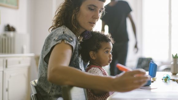 Avoir un enfant fait baisser le salaire des femmes (mais pas des hommes)