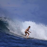 Les femmes enfin autorisées à surfer une vague "trop dangereuse" pour elles ?