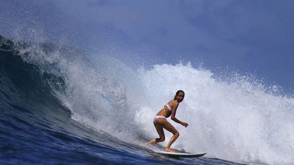 Les femmes enfin autorisées à surfer une vague "trop dangereuse" pour elles ?