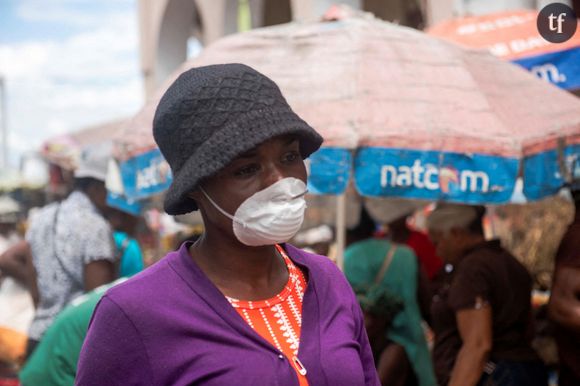 Femme portant un masque sur un marché de Port-au-Prince, Haiti, le 20 mars 2020