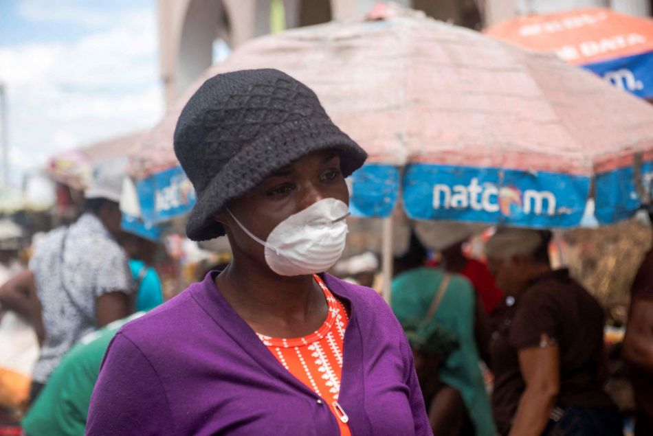 Femme portant un masque sur un marché de Port-au-Prince, Haiti, le 20 mars 2020