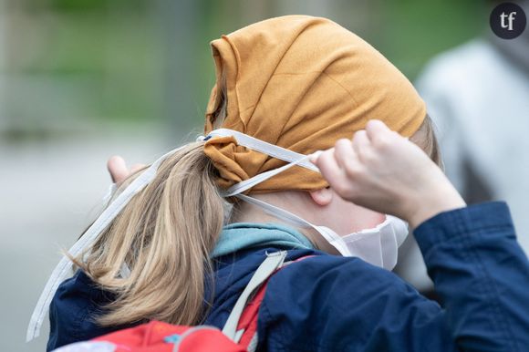 Petite fille retournant à l'école avec un masque en Allemagne