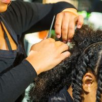 La "coiffure coronavirus" aide à sensibiliser la population en Afrique de l'est