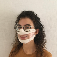 Elle crée un masque inclusif pour permettre la lecture des lèvres