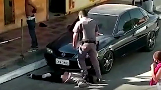 Les images d'une femme noire piétinée par un policier choquent le Brésil
