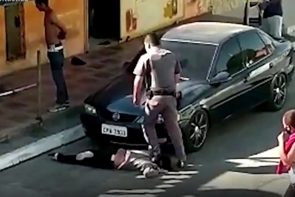 Les images d'une femme noire piétinée par un policier choquent le Brésil