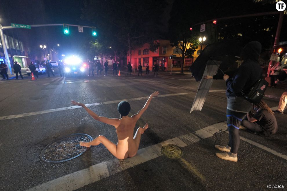 Nue face aux policiers : cette militante devient un symbole contre les violences à Portland