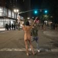L'Athena nue de Portland face aux policiers le 20 juillet 2020