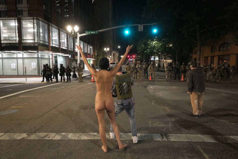 L'Athena nue de Portland face aux policiers le 20 juillet 2020