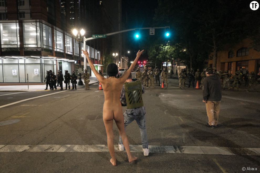 L&#039;Athena nue de Portland face aux policiers le 20 juillet 2020