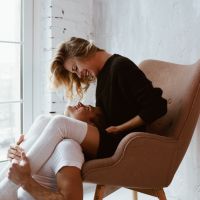 5 positions sexuelles à tester sur une chaise