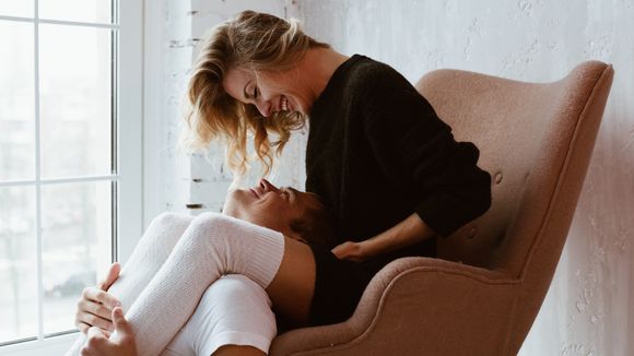 5 positions sexuelles à tester sur une chaise