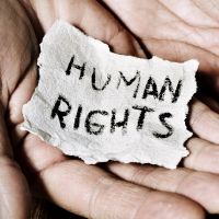 Pourquoi il ne faudrait plus dire "droits de l'Homme" mais "droits humains"
