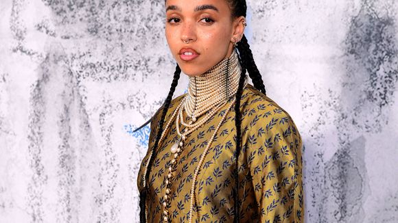 La chanteuse FKA Twigs porte plainte contre son ex Shia LaBeouf pour violences sexuelles