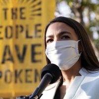 "Je vais bien" : la députée Alexandria Ocasio-Cortez réagit à l'invasion violente du Capitole